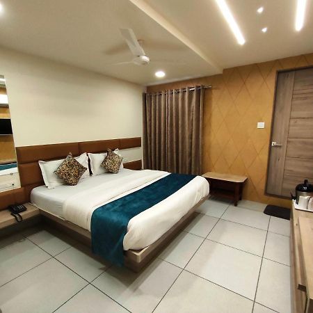 Hotel Kinara Ahmedabad Bagian luar foto