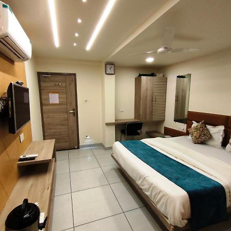 Hotel Kinara Ahmedabad Bagian luar foto