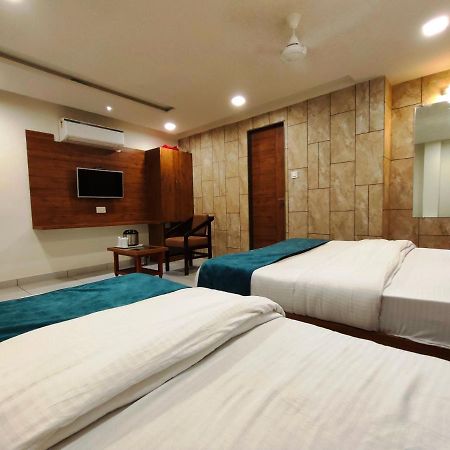 Hotel Kinara Ahmedabad Bagian luar foto