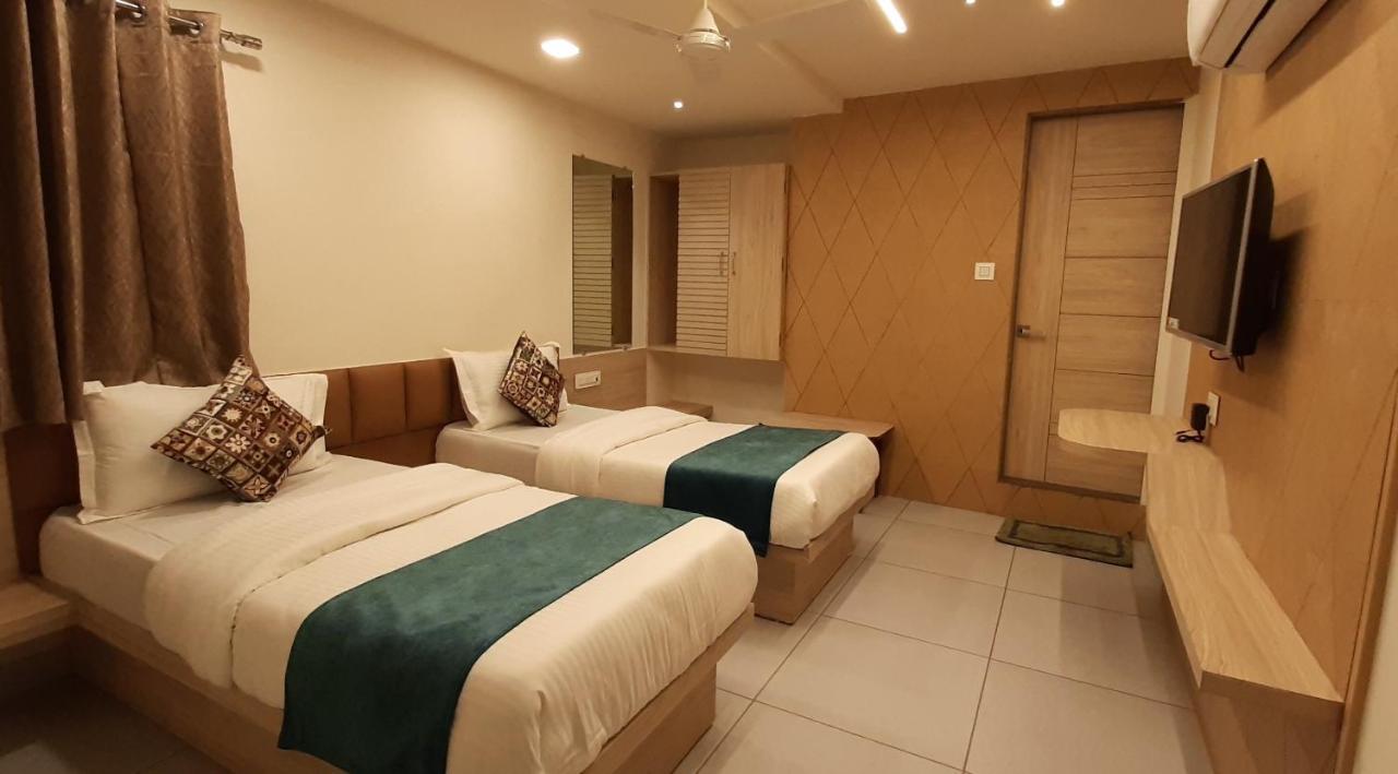 Hotel Kinara Ahmedabad Bagian luar foto