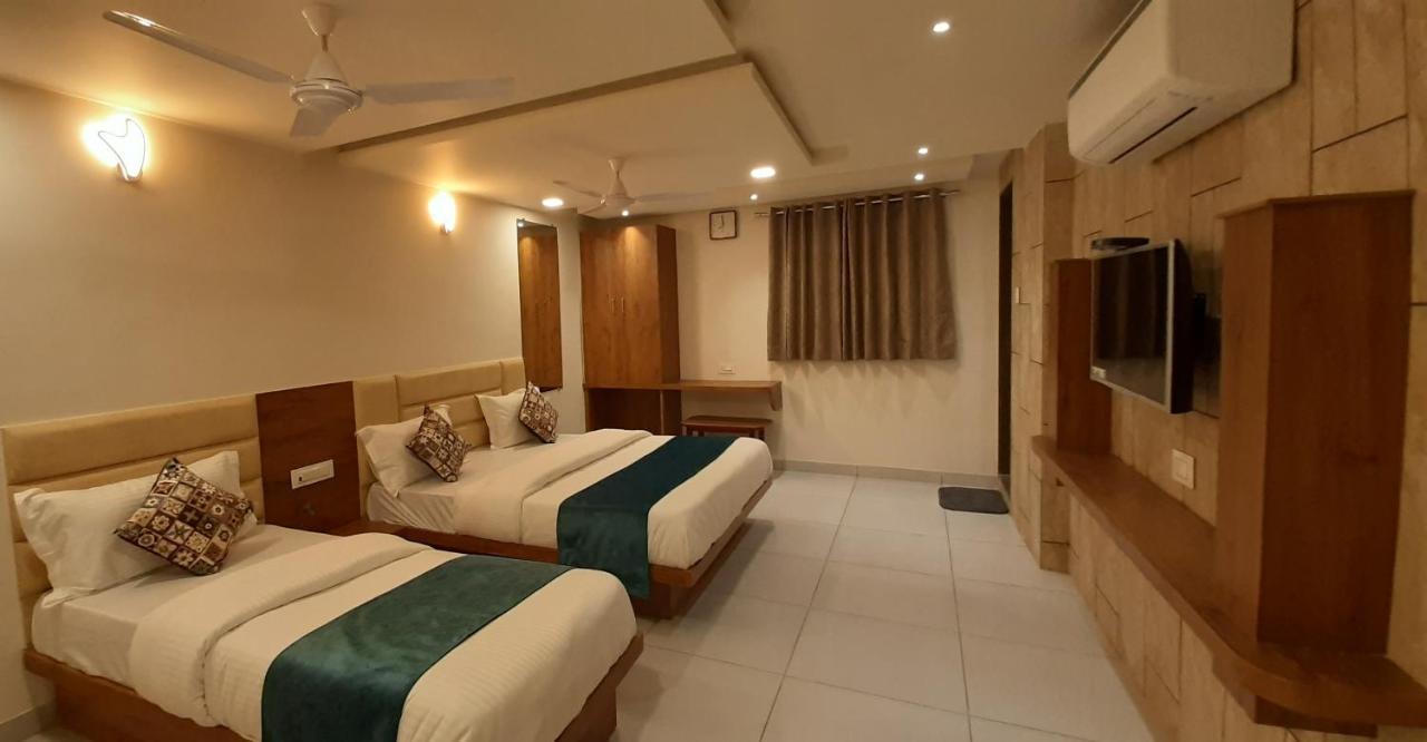 Hotel Kinara Ahmedabad Bagian luar foto