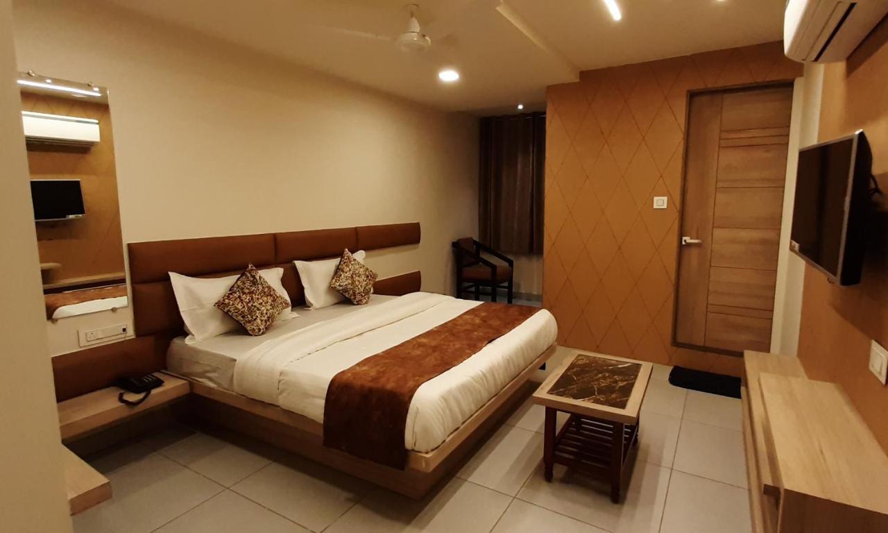 Hotel Kinara Ahmedabad Bagian luar foto