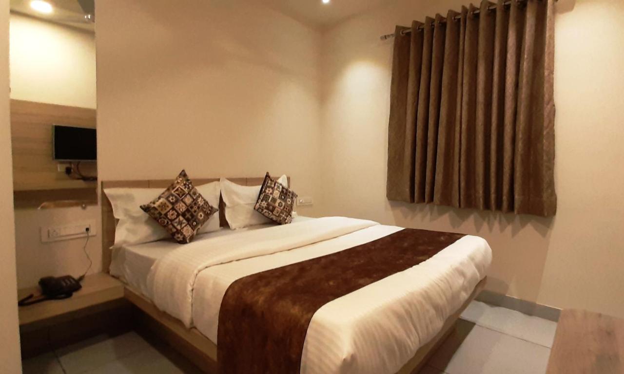 Hotel Kinara Ahmedabad Bagian luar foto