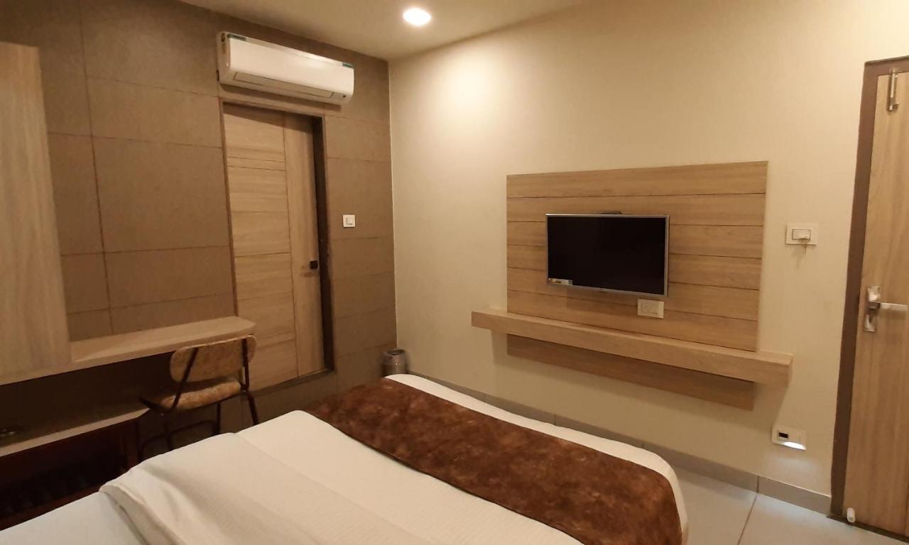 Hotel Kinara Ahmedabad Bagian luar foto