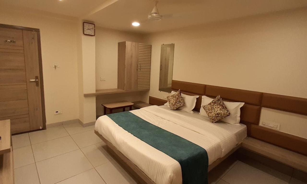 Hotel Kinara Ahmedabad Bagian luar foto