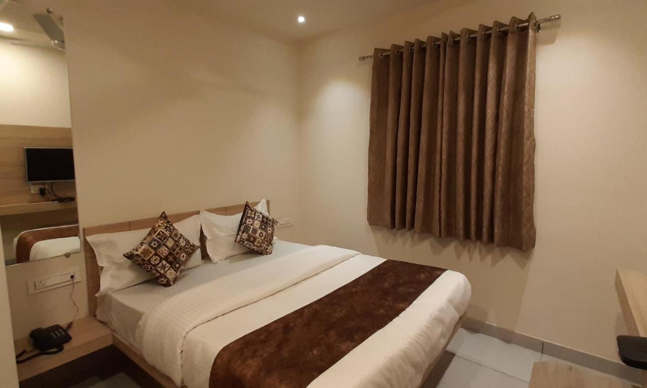 Hotel Kinara Ahmedabad Bagian luar foto